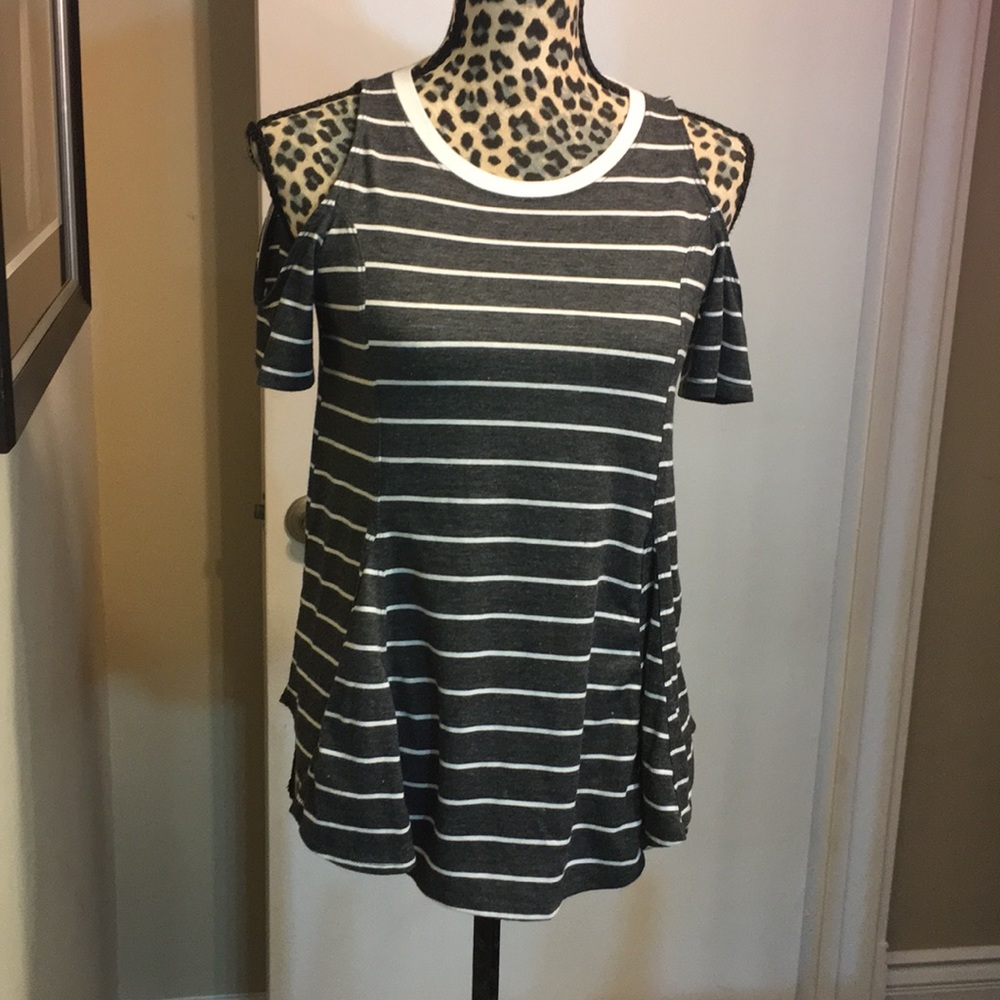 Great Cond Hollister cold shoulder shirt - Picture 5 of 8